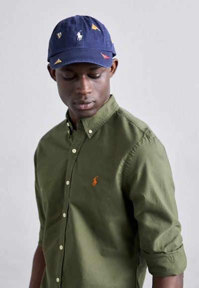 CAMISA OXFORD TEÑIDA EN PRENDA CUSTOM FIT NEW OLIVE
