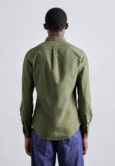 CAMISA OXFORD TEÑIDA EN PRENDA CUSTOM FIT NEW OLIVE