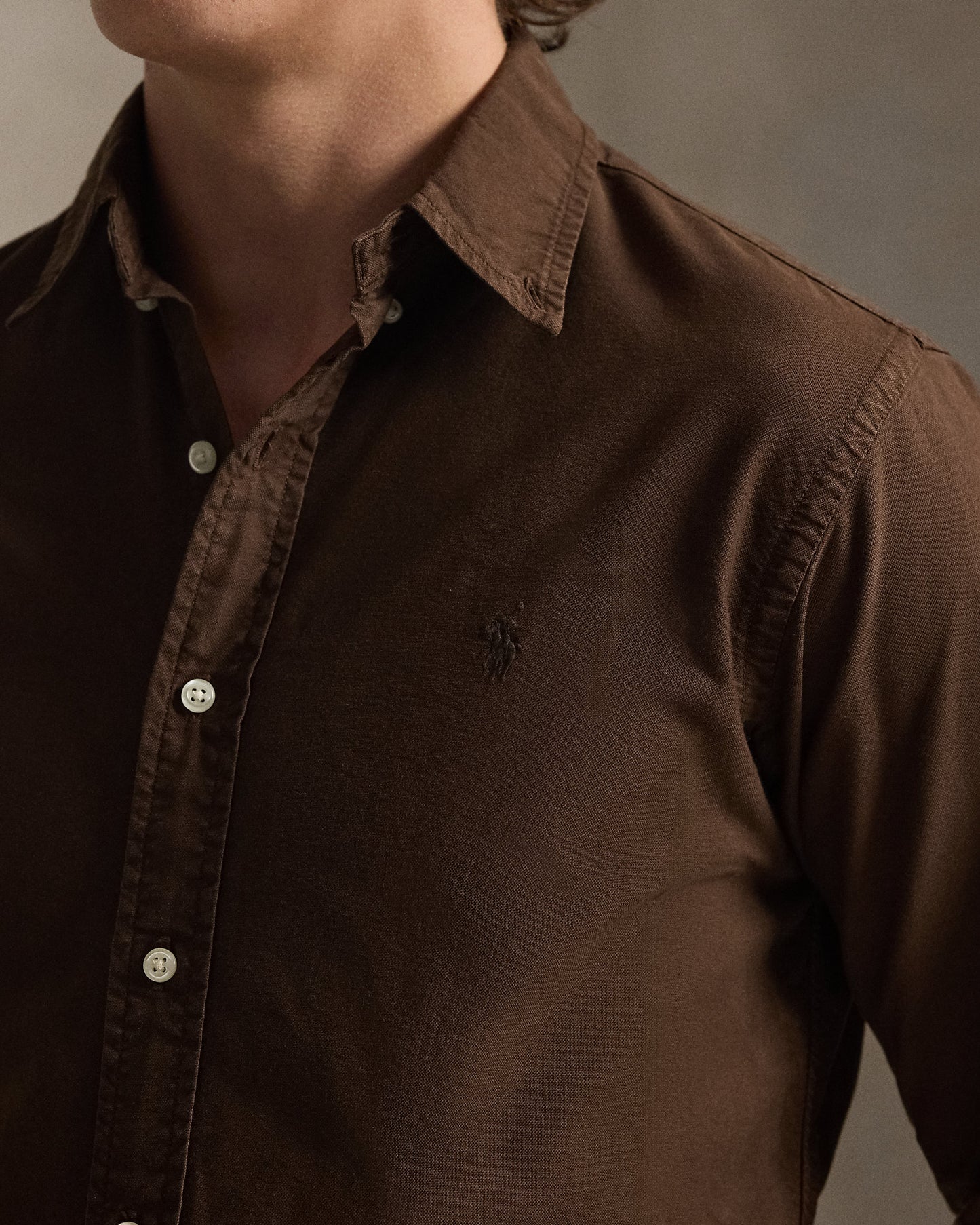 CAMISA OXFORD TEÑIDA CUSTOM FIT NUTMEG BROWN