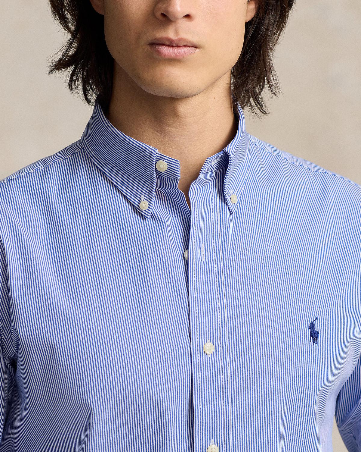 CAMISA DE POPELINA STRETCH CUSTOM FIT CON DISEÑO DE RAYA FINA VERTICAL AZUL